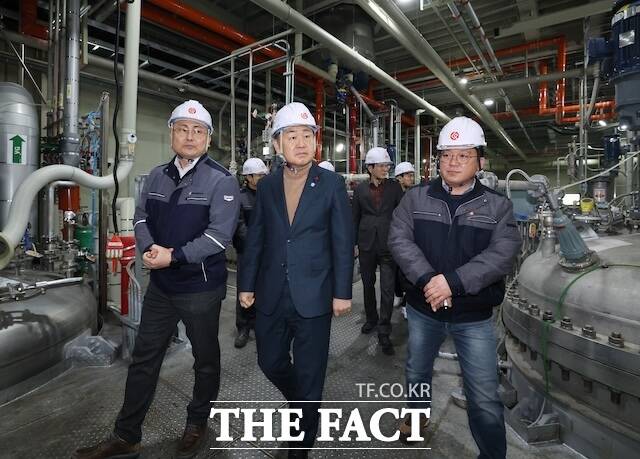 22일 김관영 전북도지사는 새만금 국가산업단지에 위치한 이차전지 전문기업 이피캠텍 본사를 방문해 투자 이행 상황을 점검했다. /전북도