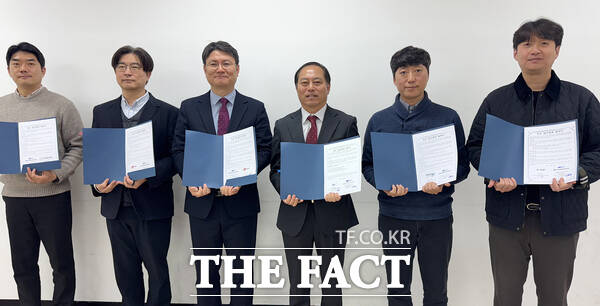21일 순천향대 감성 지능형 아동케어시스템 융합연구센터와 10개 기업 관계자들이 업무협약(MOU)을 체결한 후 단체 기념촬영을 하고 있다. /순천향대