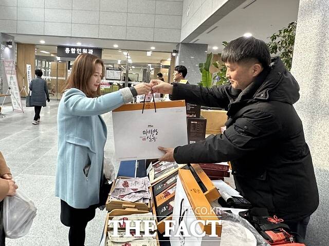 익산시가 설 명절을 앞두고 22일 시청 1층에서 중증장애인·노인 생산품 판매 행사를 성황리에 개최했다./익산시