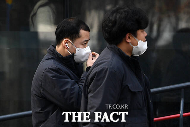 수도권 지역에 미세먼지 비상저감조치가 시행된 22일 오후 서울 마포구 상암동 일대에 시민들이 마스크를 쓰고 발걸음을 옮기고 있다. /서예원 기자