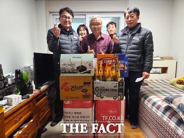 전북서부보훈지청과 한전MCS 익산·정읍지점이 설 명절을 앞두고 보훈 가족 힐링 멘토링 위문을 하고 포즈를 취하고 있다./전북서부보훈지청