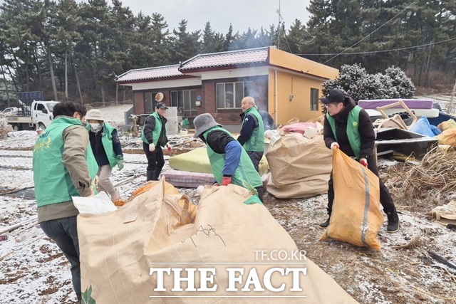 태안군 안면읍 주민들이 동절기 농촌쓰레기 집중 수거를 하고 있는 모습 / 태안군.