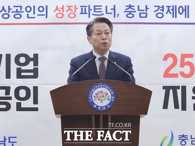 조소행 충남신용보증재단 이사장이 22일 도청 프레스센터에서 기자회견을 열고 2025년 중소기업‧소상공인을 위한 종합지원 방안을 발표하고 있다. /이정석 기자