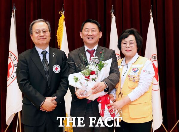 서철모 대전 서구청장(사진 가운데)이 21일 구청 구봉산홀에서 열린 ‘2025년 대한적십자사봉사회 대전서구지구협의회 정기총회’에서 대한적십자사 대전세종지사로부터 감사패를 받았다./대전 서구