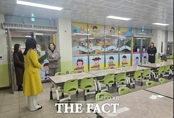 충남교육청 직원들이 겨울방학 중 방과후 과정 운영 유치원 현장을 찾아 급식실 지도 점검을 실시하고 있다. /충남교육청