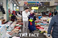  김철우 보성군수, 지역 경제 활성화 위해 설 맞이 전통시장 장보기 나서