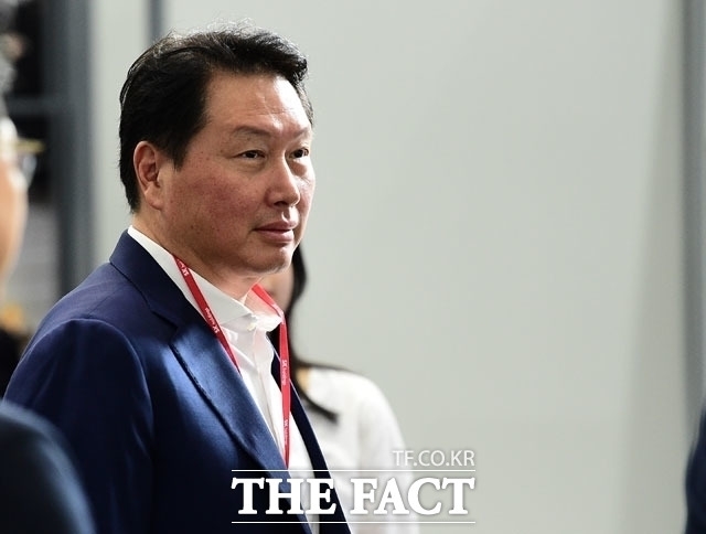 SK하이닉스는 지난해 매출 66조1930억원, 영업이익 23조4673억원을 기록하며 사상 최대 실적을 달성했다고 23일 밝혔다. 사진은 최태원 SK그룹 회장. /더팩트 DB