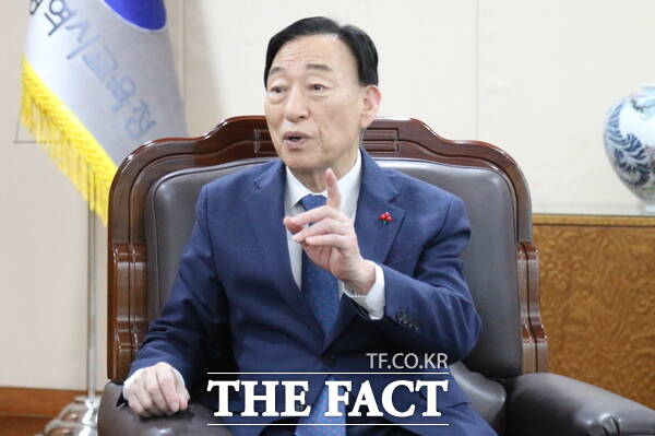 설동호 대전시교육감이 <더팩트>와 인터뷰를 진행하고 있다./정예준 기자