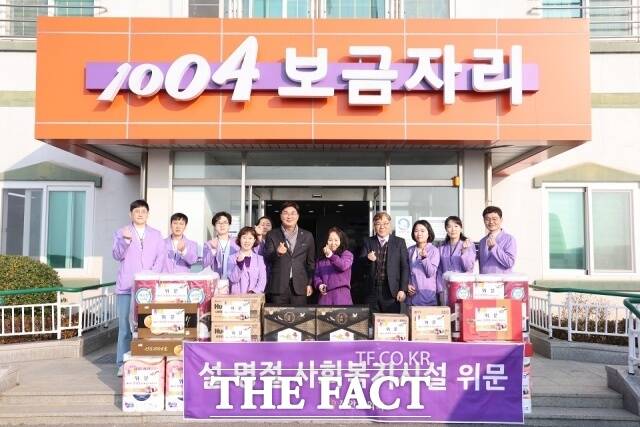 신안군의회는 설 명절을 맞아 23일 관내 사회복지시설을 찾아 위문품을 전달하는 등 이웃 사랑과 나눔 문화를 실천했다. /신안군의회