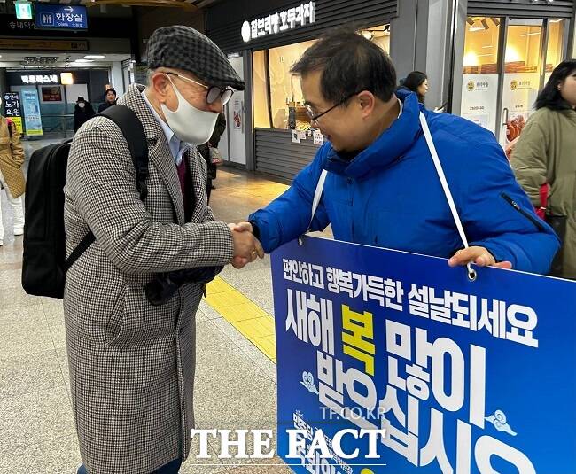 이건태 의원(오른쪽)이 한 시민과 설 명절 인사를 나누고 있다. /이건태 의원실