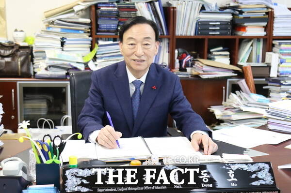 설동호 대전시교육감이 자신의 집무실에서 집무를 보고 있다./정예준 기자
