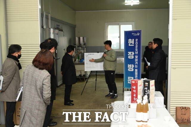 박정현 부여군수가 지역 업체인 송진당을 방문해 설명을 듣고 있다. /부여군