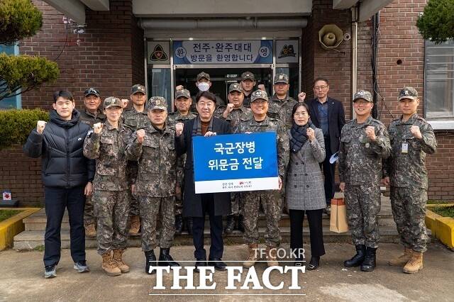 23일 우범기 전주시장이 설 명절을 맞아 35사단 전주·완주 대대를 방문해 군 장병을 위문 격려하고 있다. /전주시