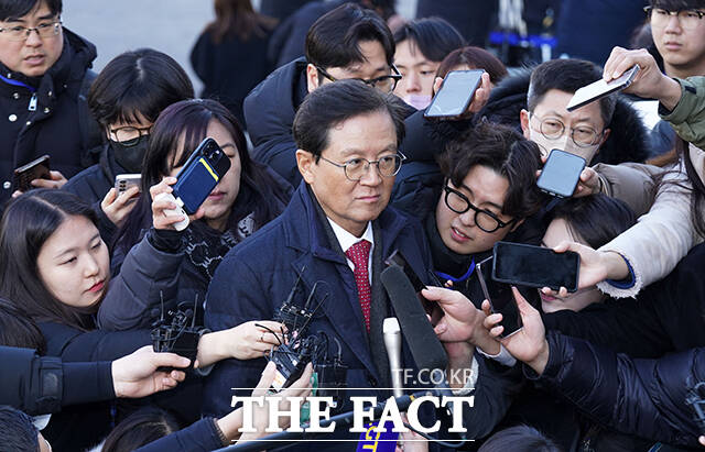 윤석열 대통령 법률대리인 윤갑근 변호사가 23일 오후 서울 종로구 헌법재판소에서 열린 윤석열 대통령 탄핵심판 4차 변론기일에 참석하며 취재진의 질문에 답하고 있다.