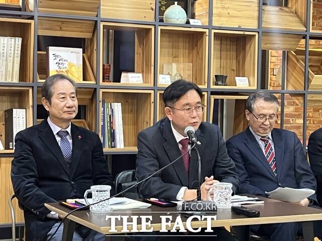 대전충남 행정통합 민관협의체 공동위원장이 23일 도청 프레스센터에서 기자간담회를 갖고 대전충남특별시 미래 비전에 대해 설명하고 있다. 왼쪽부터 이창기·정재근 공동위원장, 최진혁 분과위원장 /이정석 기자