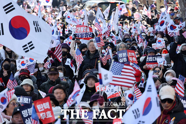 국민의힘은 문 권한대행과 이 대표가 친분이 있고, 헌재의 재판 일정 이면에 문 권한대행의 편향된 가치관이 작용했다고 의심하고 있다. 사진은 윤석열 대통령 탄핵심판 4차 변론기일인 23일 오후 서울 종로구 헌법재판소 인근의 대통령 지지자들이 탄핵무효를 외치고 있는 모습. /사진공동취재단