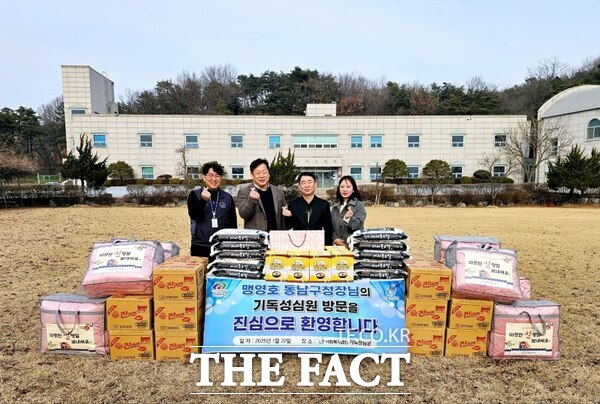 22일 맹영호 동남구청장이 기독성심원을 방문해 위문품을 전달한 후 기념사진을 찍고 있다. /천안시