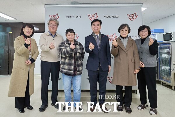 22일 조일교 아산시장 권한대행(오른쪽부터 세 번째)이 메종드로제(장애인거주시설)를 방문해 시설 이용자들과 직원들을 격려한 후 기념사진을 찍고 있다. /아산시