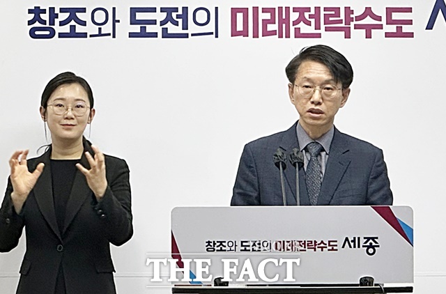 이상호 자치행정국장이 23일 정음실에서 열린 브리핑을 통해 2025년 주요 업무계획을 발표하고 있다. /김형중 기자