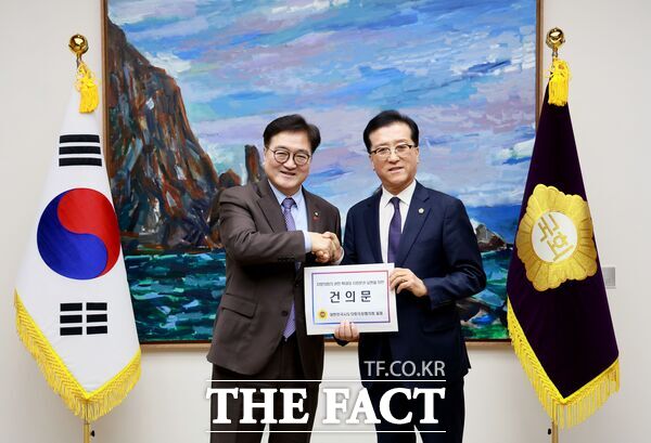 조원휘 대전시의회 의장(사진 오른쪽)은 23일 국회에서 개최된 ‘국회의장 오찬간담회’에 참석해 우원식 국회의장에게 지방의회의 위상 강화와 독립성 제고를 위한 건의사항을 전달했다./대전시의회