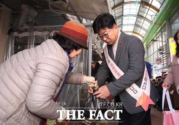 최충규 대전 대덕구청장이 23일 을사년 설을 맞아 지역 전통시장인 중리전통시장을 시작으로 법동시장, 신탄진전통시장 등을 차례로 방문해 장보기 행사를 진행했다./대덕구