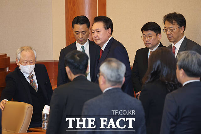 12.3 비상계엄 선포로 내란 우두머리 혐의를 받아 구속된 윤석열 대통령이 21일 오후 서울 종로구 헌법재판소에서 열린 윤석열 대통령 탄핵심판 3차 변론기일에 참석하고 있다./사진공동취재단