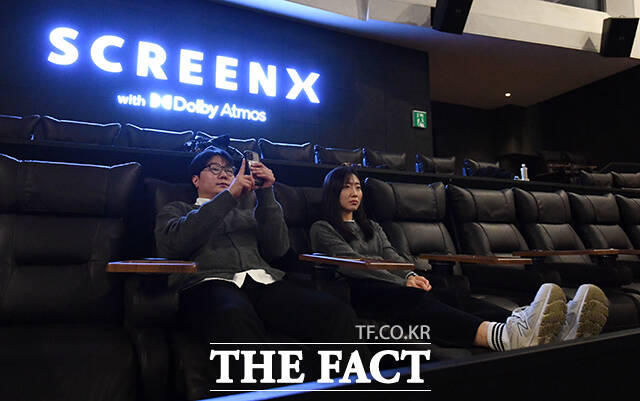 CJ CGV의 자회사인 CJ 4DPLEX가 23일 오전 서울 용산구 CGV 용산아이파크몰에서 기자간담회를 열고 4면 SCREENX(스크린엑스)관을 선보이는 가운데 관계자들이 리클라이너석을 체험하고 있다. /서예원 기자
