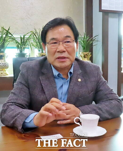 조용훈 논산시의회 의장이 최근 <더팩트>와 인터뷰를 통해 논산시의 현안에 대해 설명하고 있다. /김형중 기자