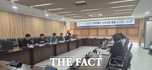 익산시는 23일 강영석 부시장 주재로 2026년 국가예산 신규사업 발굴 보고회를 개최하고 있다./익산시