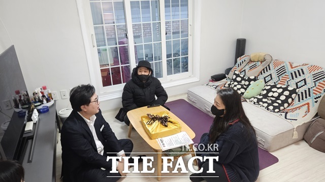 지난 22일 동작구 만원주택을 방문한 박일하 동작구청장과 새로 입주한 신혼부부./설상미 기자