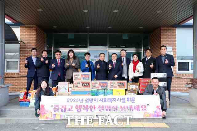 당진시의회는 22일 설 명절을 맞아 지역 내 사회복지시설을 방문해 명절 인사와 함께 위문품을 전달했다. /당진시의회