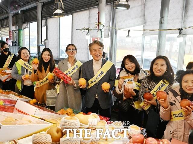 김이강 서구청장이 다문화가정 100가구와 함께 양동전통시장에서 설 맞이 장보기 행사를 하고 있다. /광주 서구