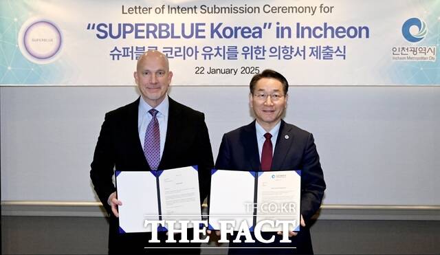 유정복 인천시장이 22일(현지시간) 미국 워싱턴에서 다니엘 돌란 슈퍼블루 CEO에게 슈퍼블루 코리아 유치 의향서를 제출받고 기념촬영을 하고 있다. /인천시