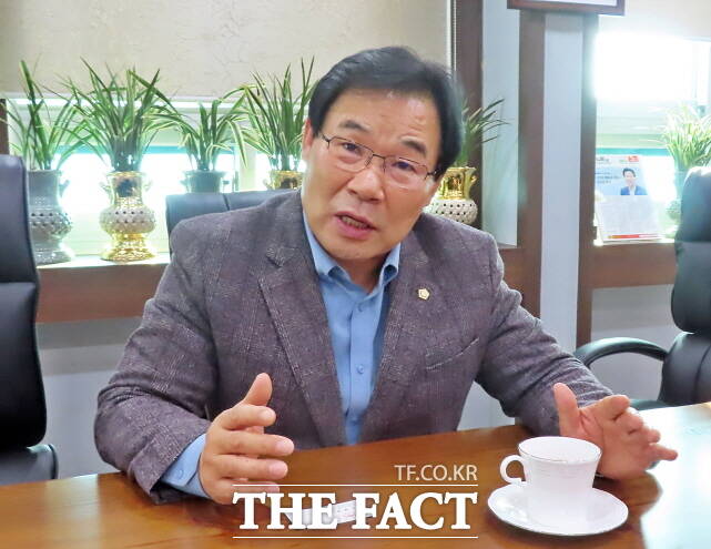 조용훈 논산시의회 의장이 최근 <더팩트>와 인터뷰에서 2025년 논산시의회 운영계획에 대해 말하고 있다. /김형중 기자
