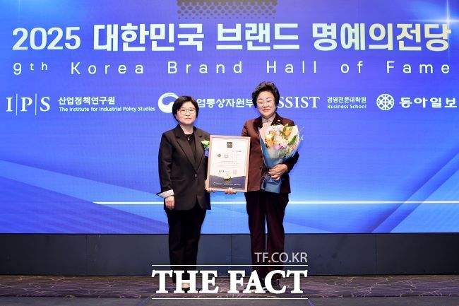 김경희 이천시장(오른쪽)이 23일 산업통상자원부 산하 산업정책연구원이 주관한 '2025 대한민국 브랜드 명예의 전당' 시상식에서 대상 받고 기념 촬영을 하고 있다./이천시