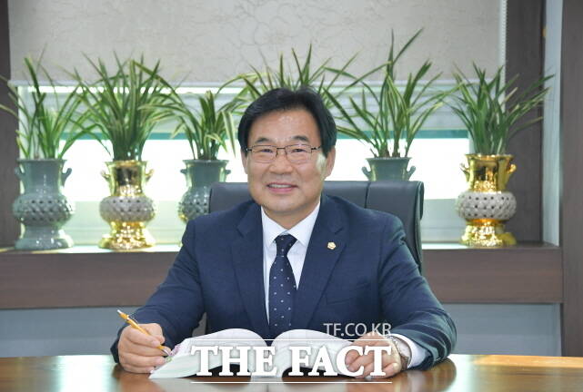 조용훈 논산시의회 의장이 집무실에서 업무를 보고 있다. /논산시의회