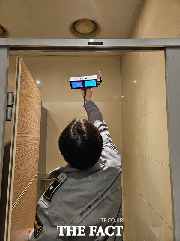 23일 천안동남경찰서 관계자가 종합터미널 공중화장실에서 불법 카메라 점검을 하고 있다. /천안동남경찰서