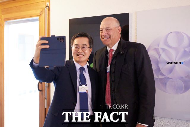 김동연 경기도지사가 22일, 게리 콘 IBM 부회장과 기념 촬영을 하고 있다. /경기도