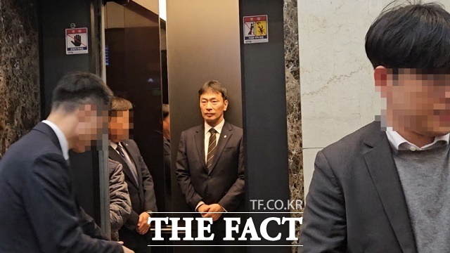 금융감독원이 우리금융지주, 우리은행에 대한 정기검사 결과를 내달 4일 발표한다. 사진은 이복현 금융감독원장이 지난해 11월 28일 서울 중구 은행회관에서 8개 은행지주 이사회 의장들과 정례 간담회를 위해 이동하고 있는 모습. /이선영 기자