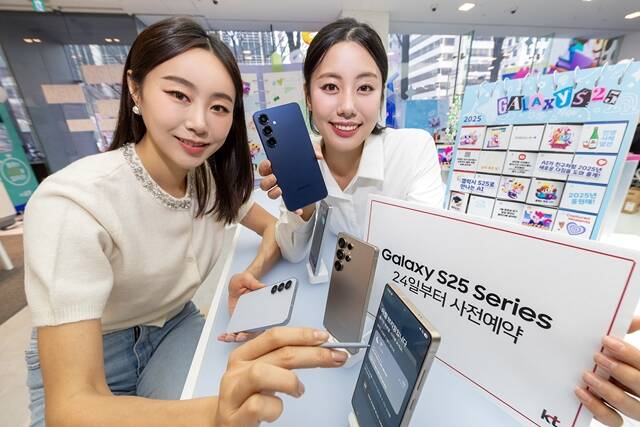 KT 모델들이 갤럭시S25 시리즈 사전 판매 소식을 전하고 있다. /KT