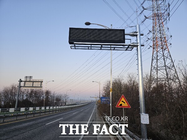대전창조경제혁신센터 보육기업 모바휠이 초음파 AI 기술을 활용해 도로의 결빙 상태를 실시간 모니터링하고 위험 상황을 조기에 확인할 수 있는 도로상태 다중감지시스템 이지웨이를 개발했다. 사진은 이지웨이(EG-Way) 충청남도 아산시 선장면 선우대교 설치 모습 /대전창조경제혁신센터