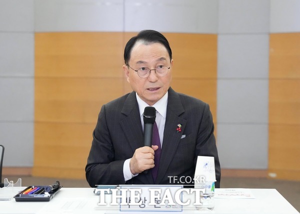 23일 천안시청 대회의실에서 박상돈 천안시장이 수도권전철 청수역 외 3개역 신설 사전타당성조사 최종보고회를 주재하고 있다. /천안시