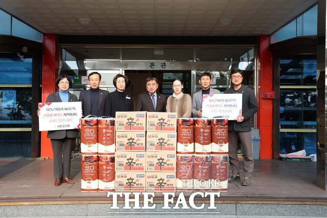 서천군의회가 설 명절을 앞두고 지역내 사회복지시설을 위문 방문해 위문품을 전달하고 있다. / 서천군의회