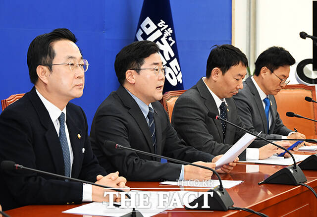 박찬대 더불어민주당 원내대표(왼 쪽에서 두 번째)가 23일 당 정책조정회의에서 