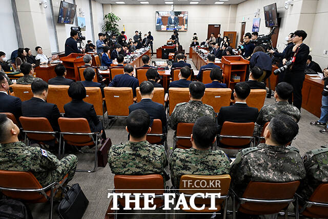 현대건설이 윤석열 대통령 한남동 관저와 삼청동 안가의 공사 사실을 인정하면서 관저에 스크린골프장이 설치됐다는 의혹이 다시 불거졌다. 22일 오전 서울 여의도 국회에서 윤석열정부의 비상계엄선포를 통한 내란혐의 진상규명 국정조사특별위원회 청문회가 진행되고 있다. /배정한 기자