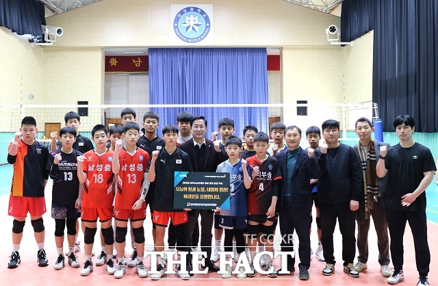 정성환 익산교육지원청 교육장(가운데)이 23일 관내 학교 운동부 동계 강화 훈련장을 방문해 학생 선수와 지도자를 격려했다./익산교육지원청