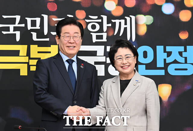 이재명 더불어민주당 대표와 김선민 조국혁신당 대표 권한대행은 설 명절을 맞아 당직자들에게 돼지고기를 선물했다. /이새롬 기자