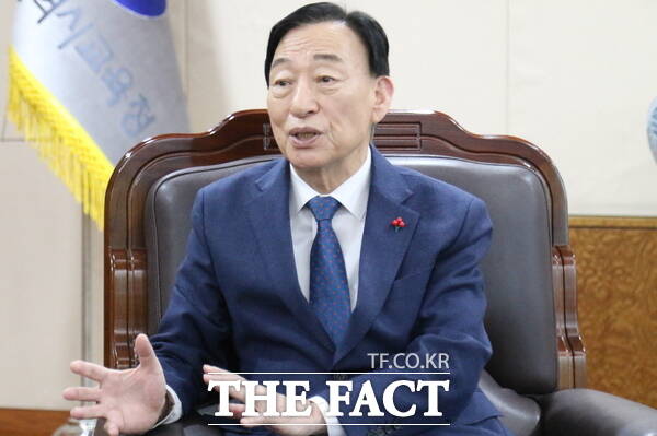 설동호 대전시교육감이 <더팩트>와 인터뷰를 진행하고 있다./정예준 기자