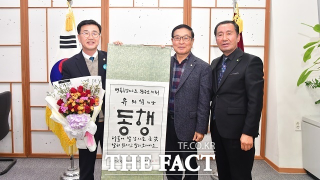 23일 유의식 완주군의회 의장이 한국주민자치중앙회로부터 표창을 수상한 뒤 기념사진을 찍고 있다. /완주군의회