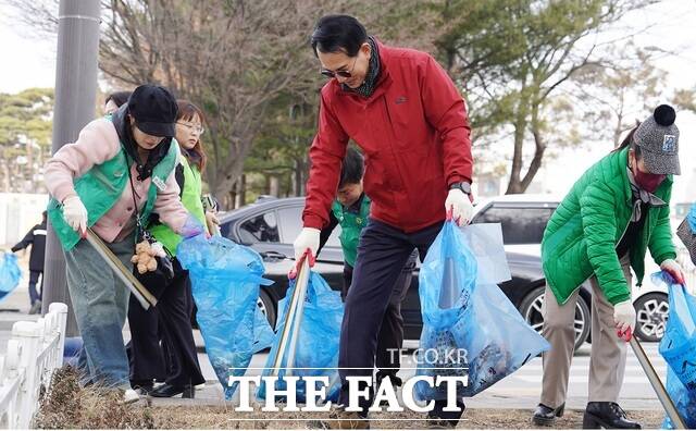 서산중앙호수공원 일원에서 이완섭 서산시장이 22일 주민들과 함께 환경정화 봉사활동을 하고 있다. / 서산시.